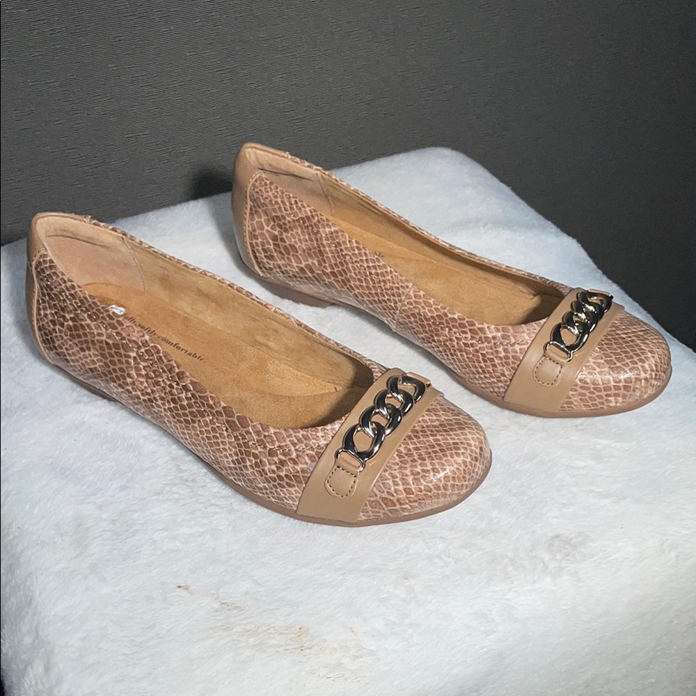 Softspots‎ Tan Perforated Flats with Elegant Detailing